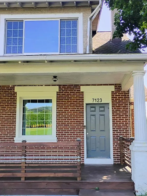 3 bed, 1.5 bath, 1376 sqft, $2,200 — Photo 2