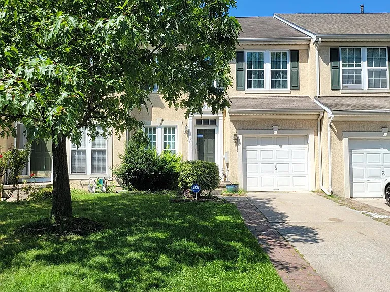 10 Bridle Ct — Photo 1