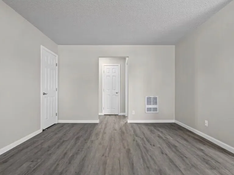 Castle Apartments — Photo 1