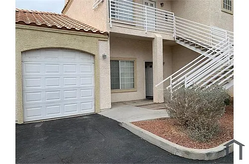 1900 N Torrey Pines Dr Photo 1