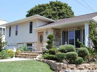 154 Sunset Ave, Farmingdale, NY 11735