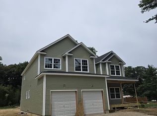 45 Spring St, Wheatley Heights, NY 11798