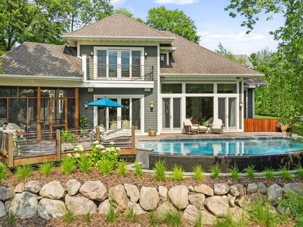 15 Queensland Ln N, Plymouth, MN 55447