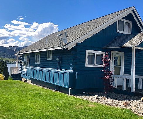 Front of cabin w/lake view