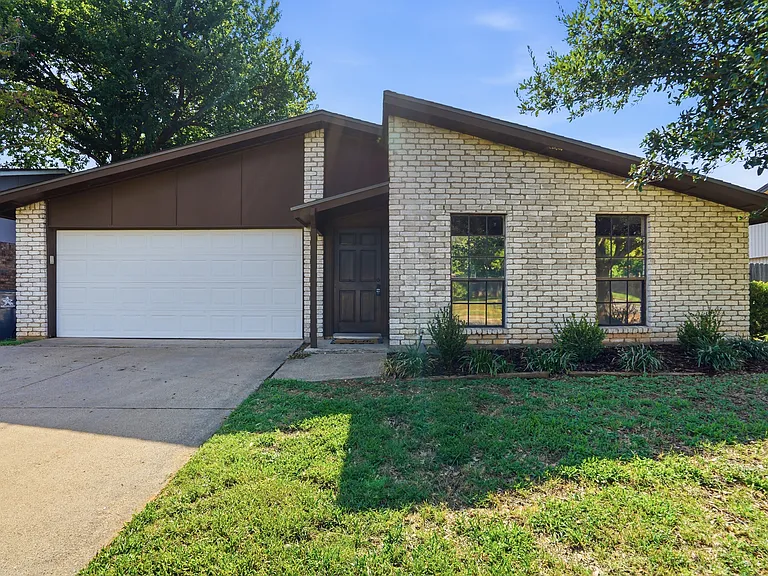 2711 Treeview Dr — Photo 2