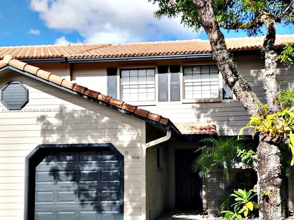 9064 Vineyard Lake Dr, Fort Lauderdale, FL 33324