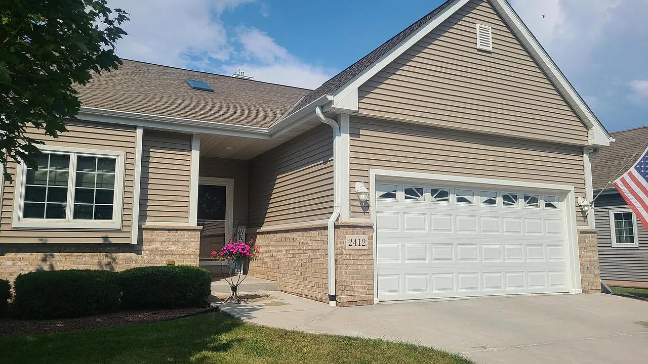 2412 Stoney LANE photo 1