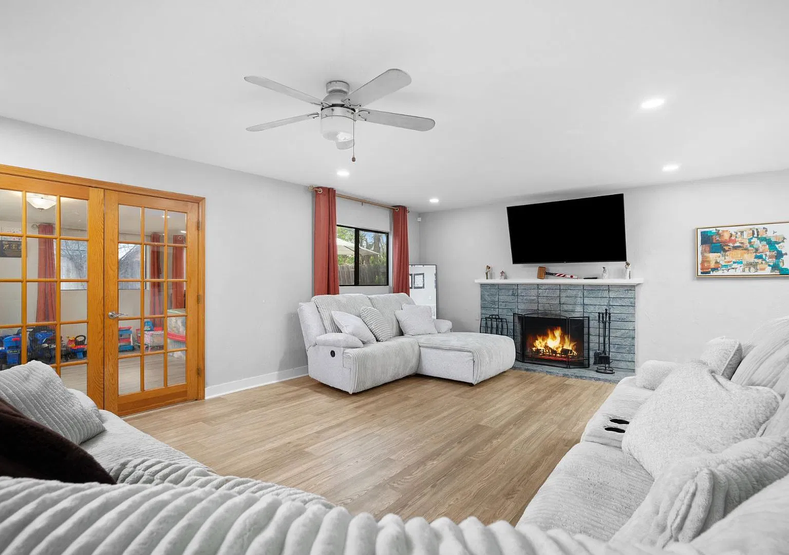 1929 Oak Hill Dr — Photo 2