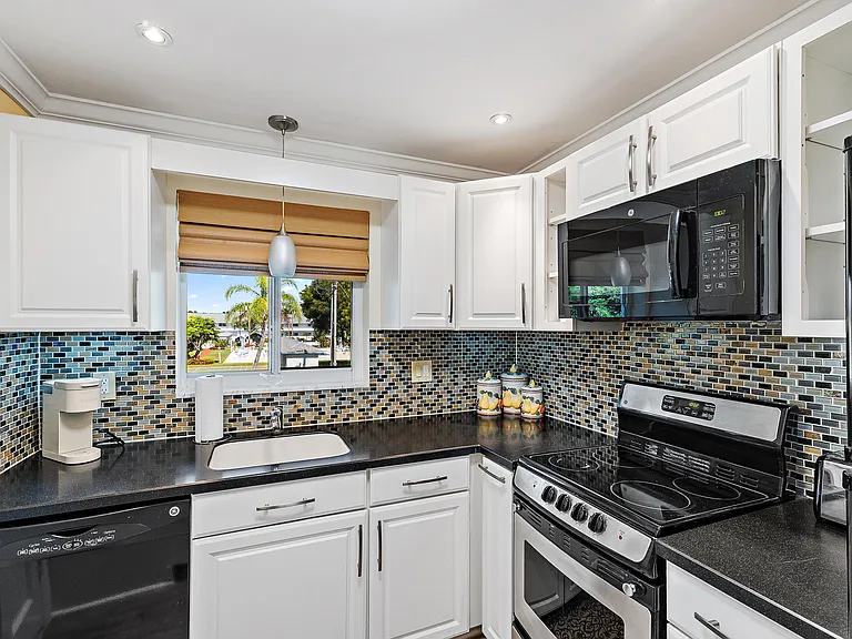 4 Westwood Ave — Photo 15