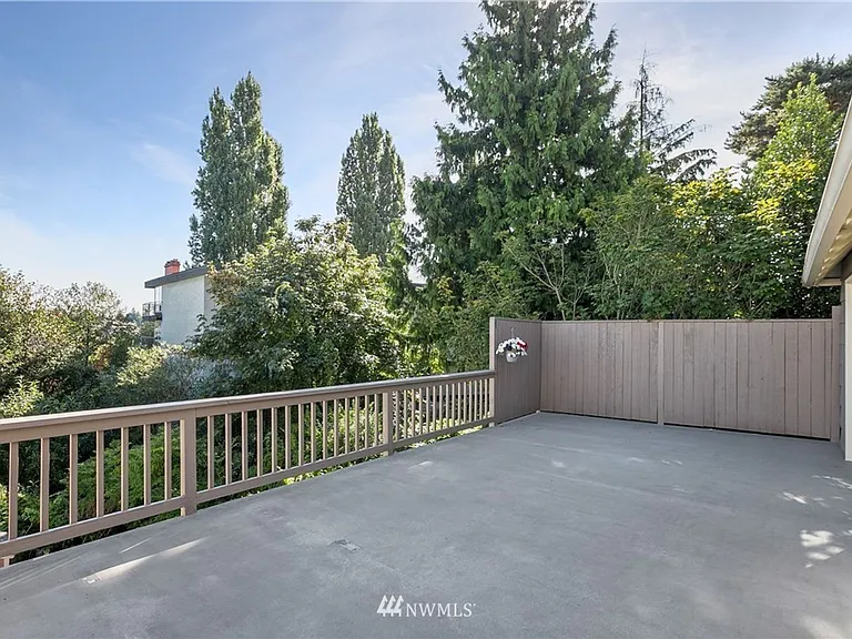 2428 Boyer Ave E — Photo 27