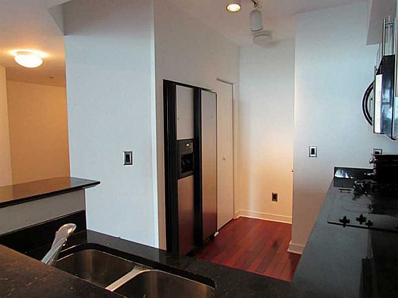 5th image of 325 Biscayne Blvd #2426