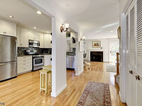 4th image of 84 Leonardo Dr