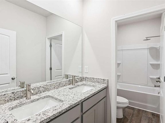 5th image of 33 Faulkner Cir