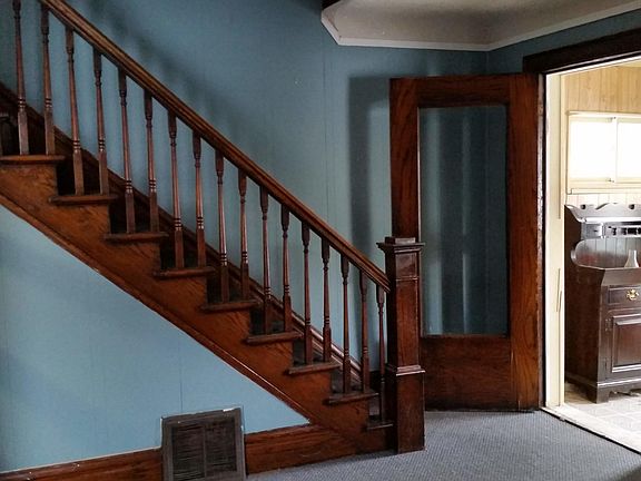 2nd image of 330 Carrie St