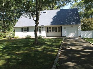 11 Roberts Rd, Shirley, NY 11967