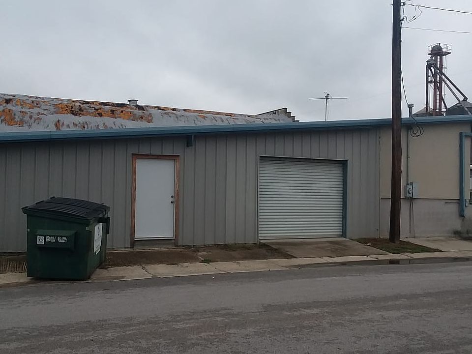 2nd image of 504 S Pecan St