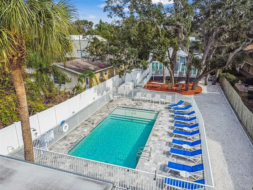 3 bed, 1.0 bath, 1061 sqft, $3,000 — Photo 2