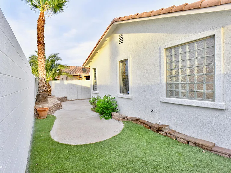 1036 E Susan Ln — Photo 15