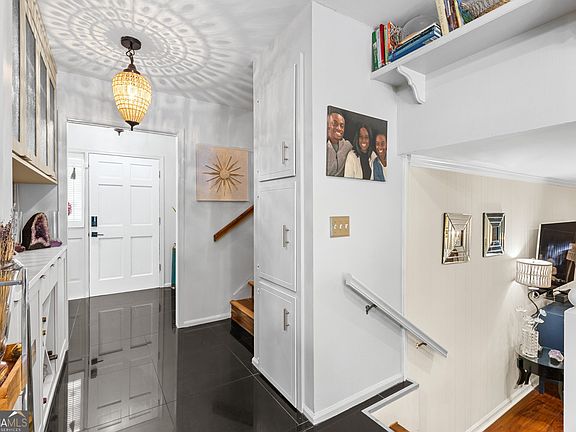 5th image of 229 Coeur Pl SW