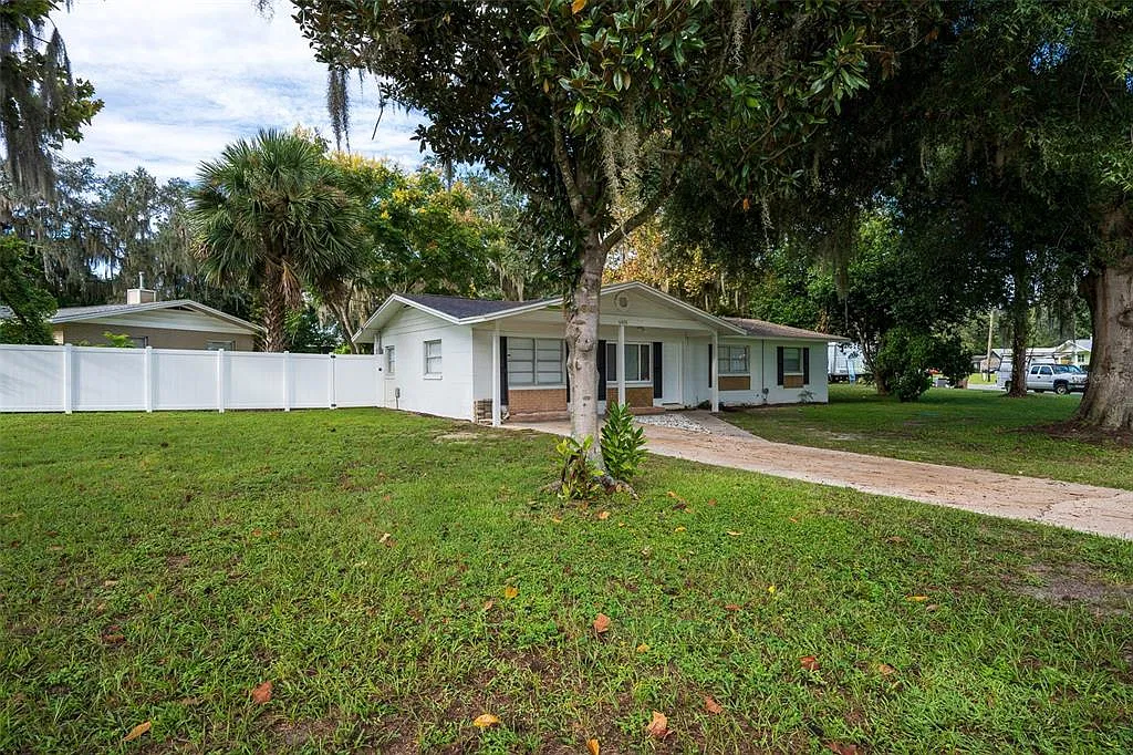 4 bed, 2.0 bath, 1404 sqft, $2,095 — Photo 2