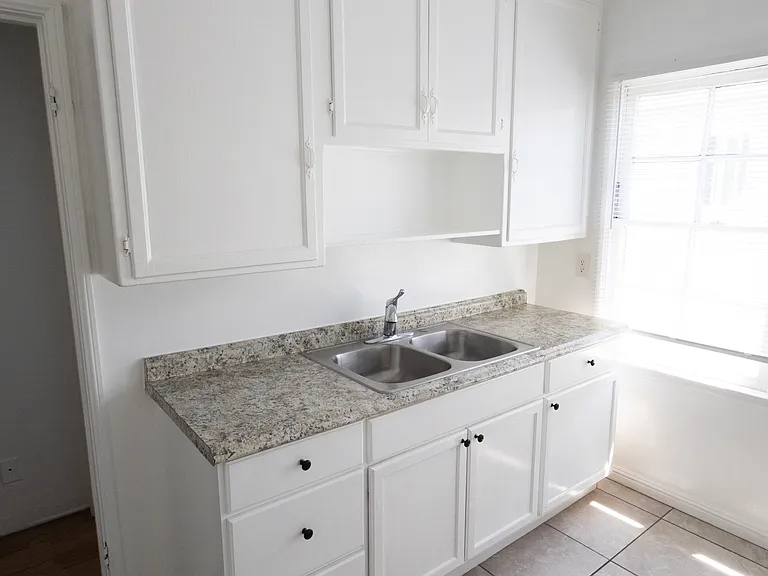 400 S Pacific Ave #402-1/2 — Photo 8