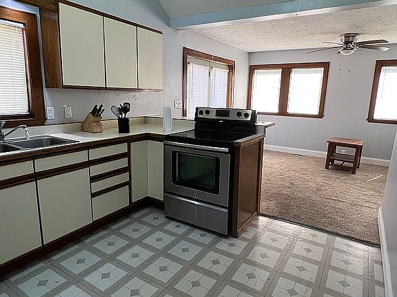 4th image of 828 S 67th Ave