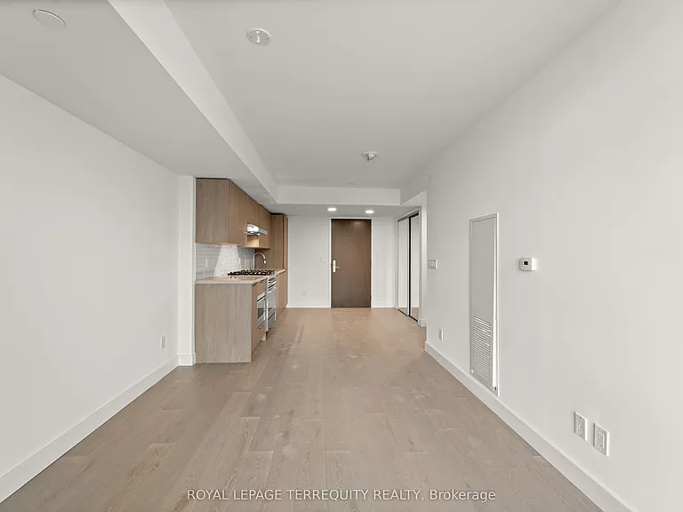 160 Kingsway Cres #213 — Photo 8