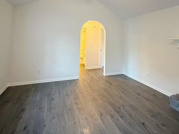 4th image of 711 Cloverdale Dr