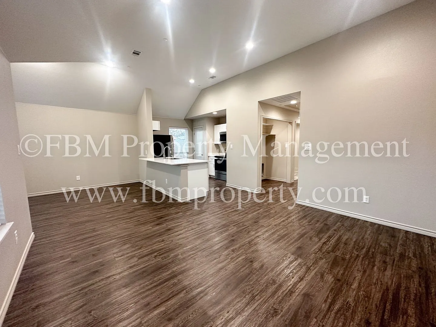 1203 N Clay St, Unit 321 - Beautiful 2 Bedroom, 2 Bathroom Upstairs Apartment in Ennis, TX! — Photo 3