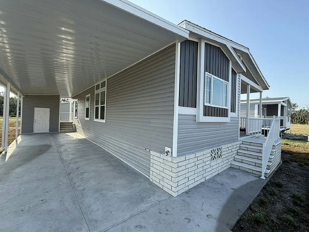 3 bed, 2.0 bath, 1356 sqft, $1,529 — Photo 2