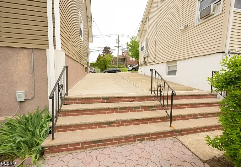 487 Macarthur Ave — Photo 3