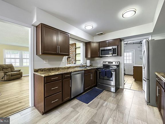 3rd image of 13459 Overbrook Ln