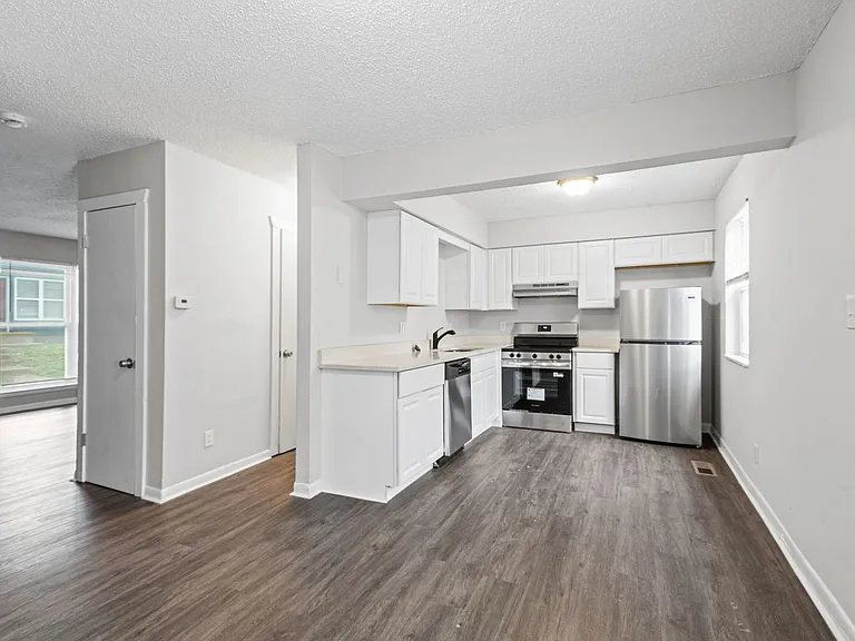 Redwood Village Townhomes — Photo 6