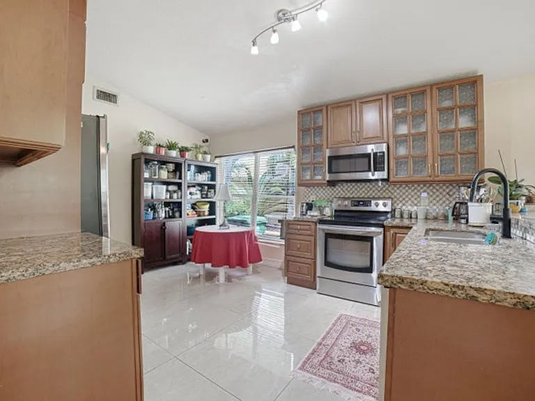 2036 NW 183rd Cir — Photo 2