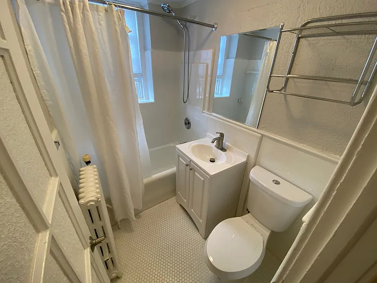 100 Howe Street — Photo 18