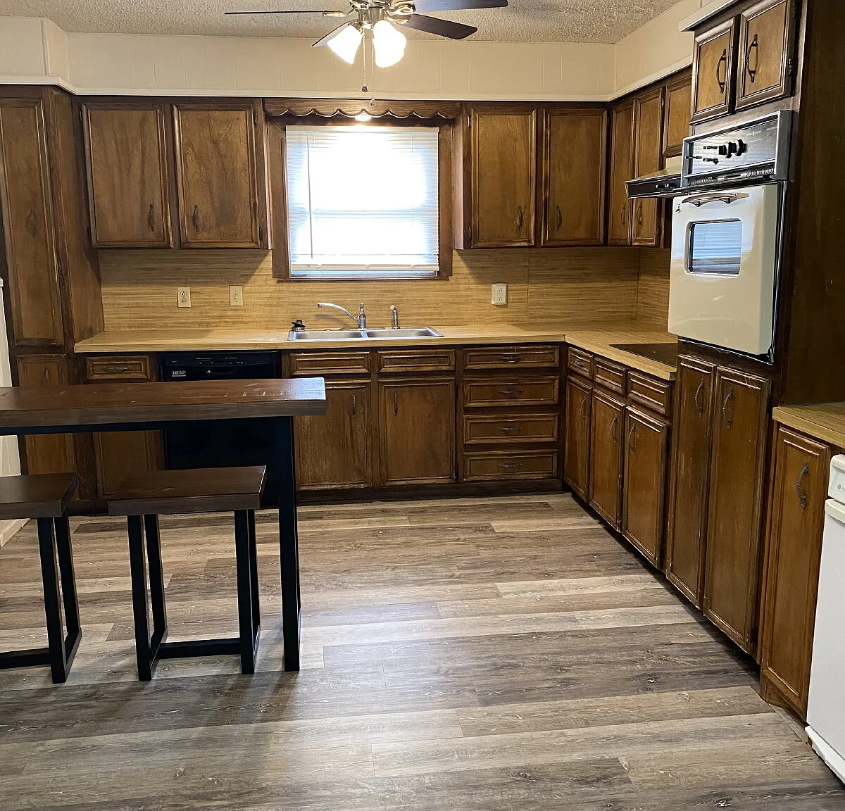 5 bed, 2.0 bath, 2108 sqft, $2,100 — Photo 4