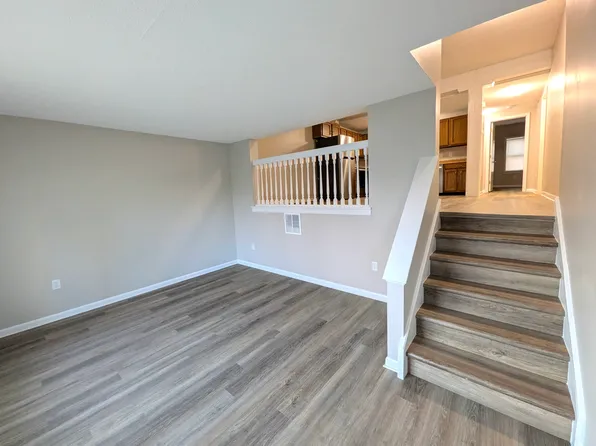 6 Park St APT 5, Enfield, CT 06082