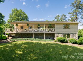 16 Royal Rdg, Clyde, NC 28721