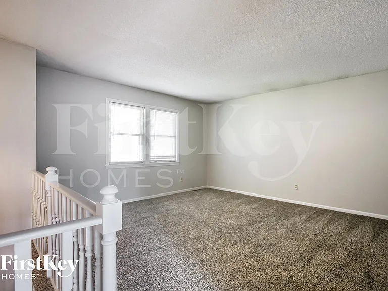606 NE Park Cir — Photo 3