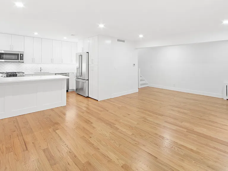 215 E 59th St #CHR — Photo 9