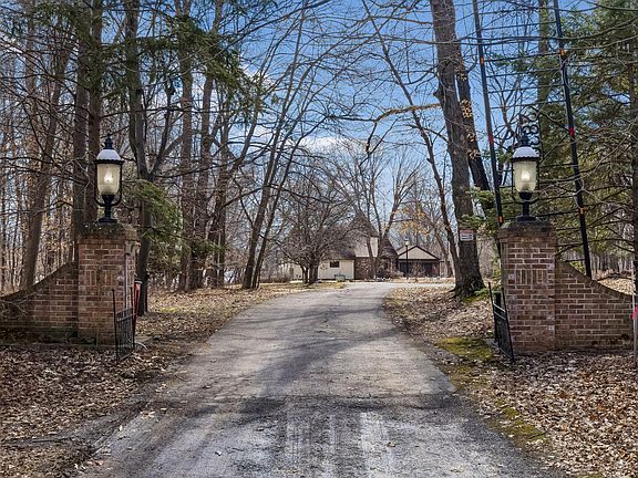 2nd image of 2830 Crescent Rd