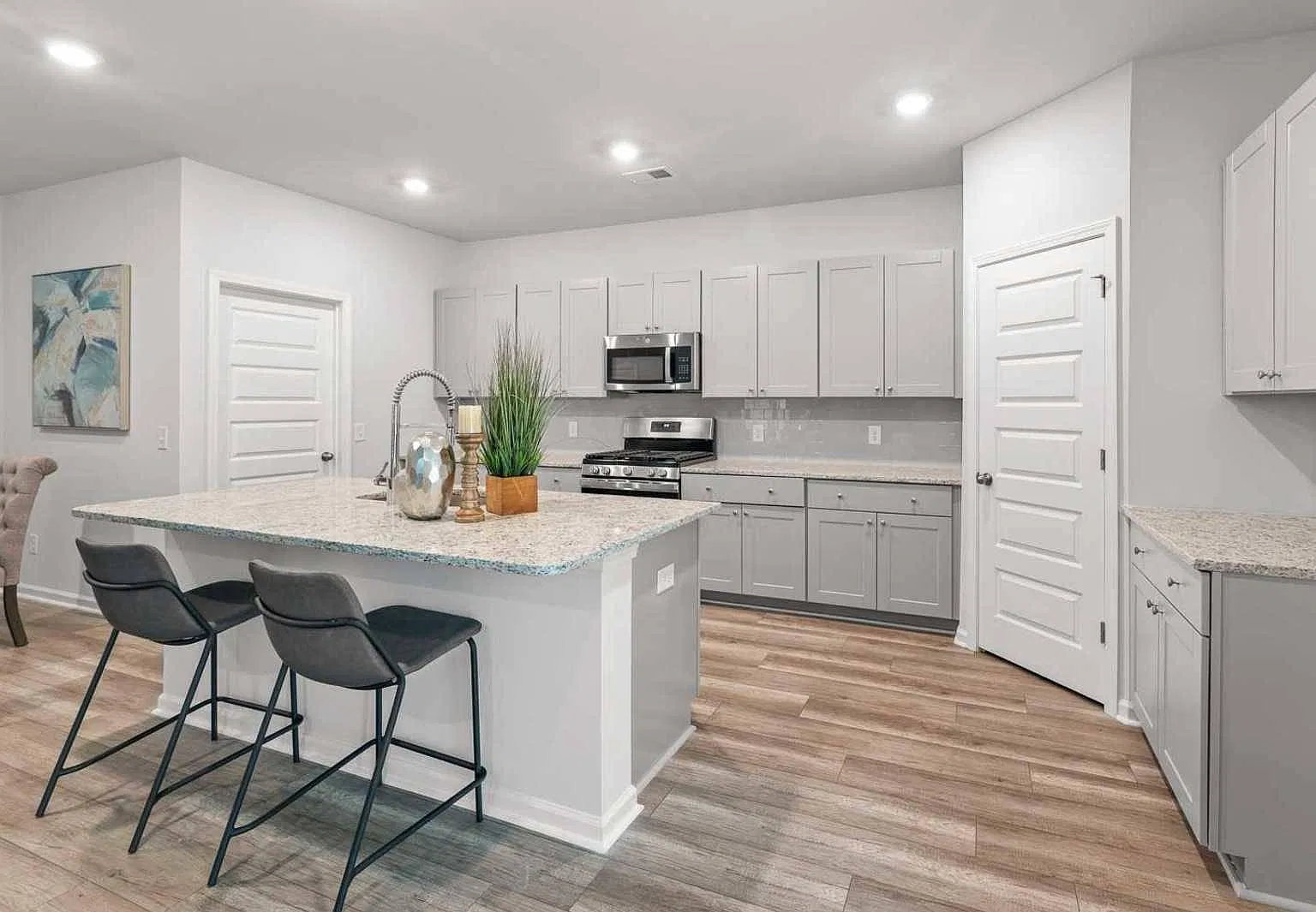 5 bed, 2.5 bath, 2995 sqft, $6,300 — Photo 3