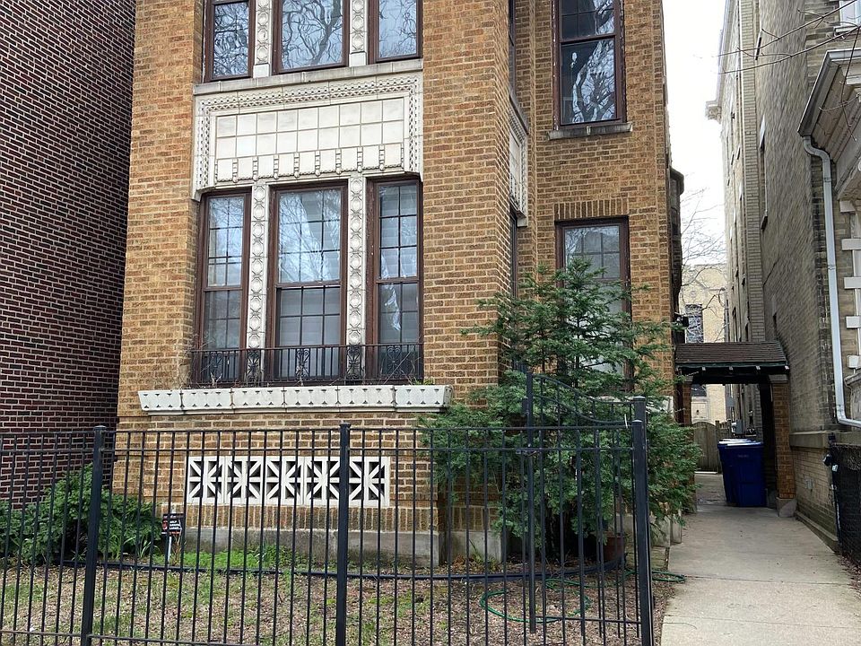 1st image of 1057 W Oakdale Ave #2