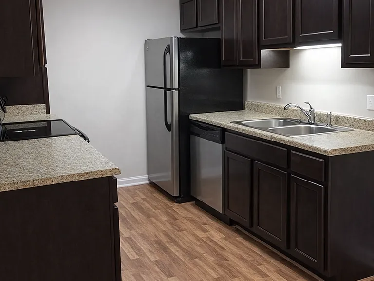 Sharon Oaks Apartments — Photo 10