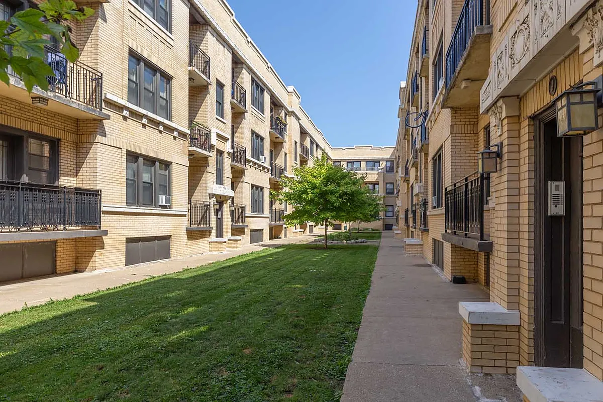 Building Exterior - Maple Court