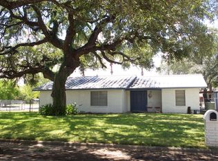 421 Perez St, Uvalde, TX 78801