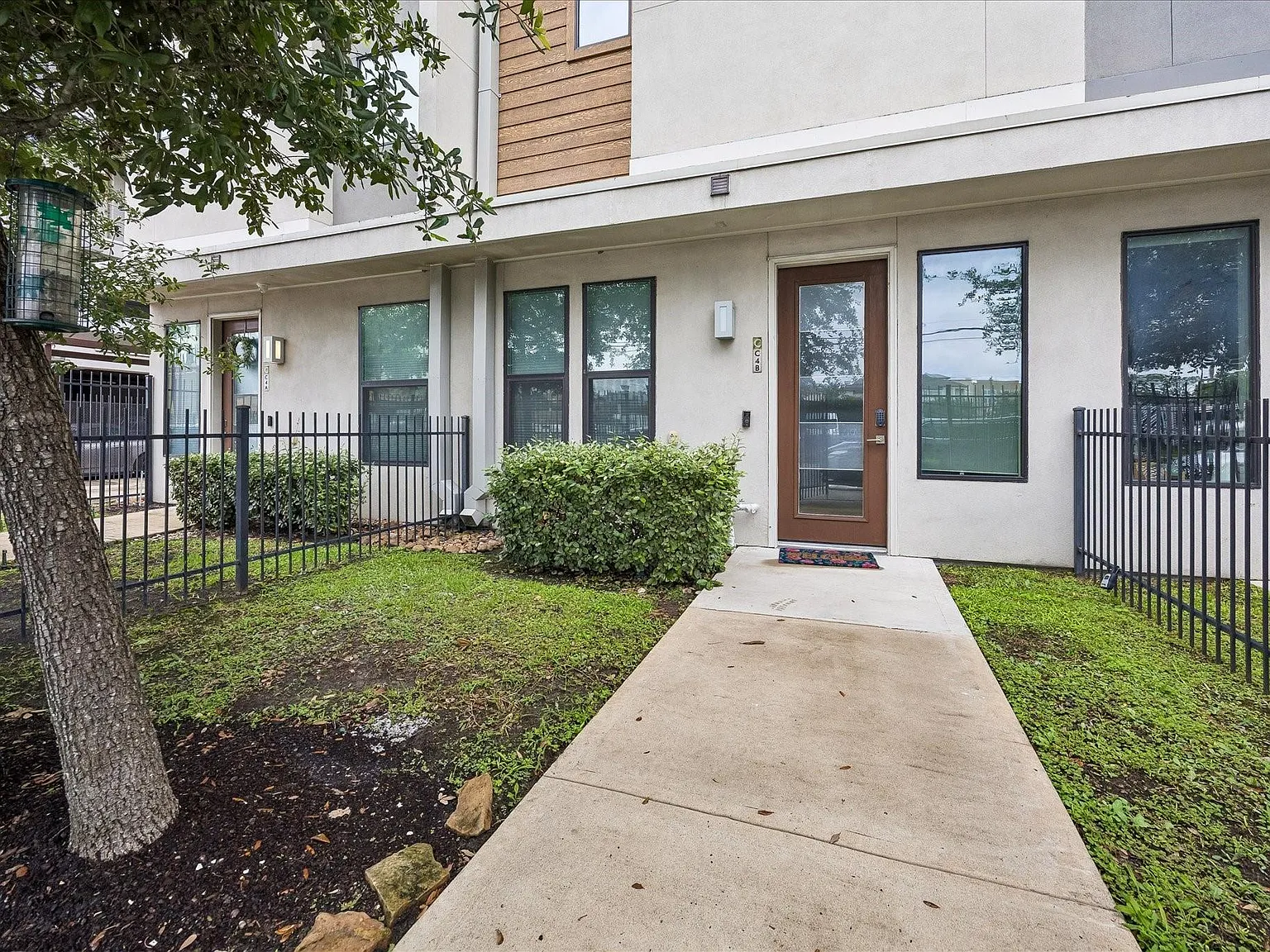 3 bed, 3.5 bath, 1347 sqft, $2,400 — Photo 2