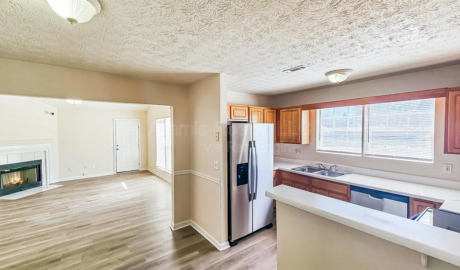 3 bed, 2.0 bath, 1320 sqft, $1,425 — Photo 3