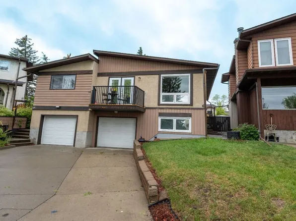 62 E Berkley Close NW, Calgary, AB T3K 1B3