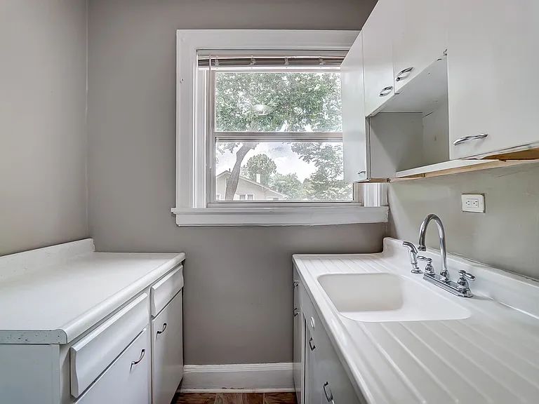 2560 Madison Rd #6 — Photo 7